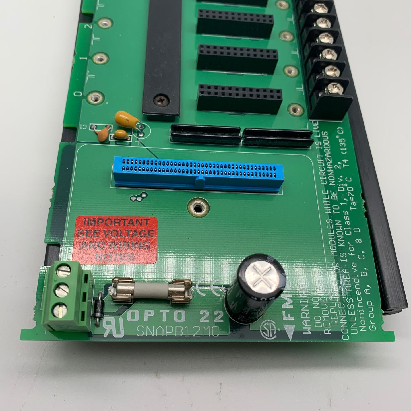 OPTO22 Install the bottom plate SNAP-B12MC